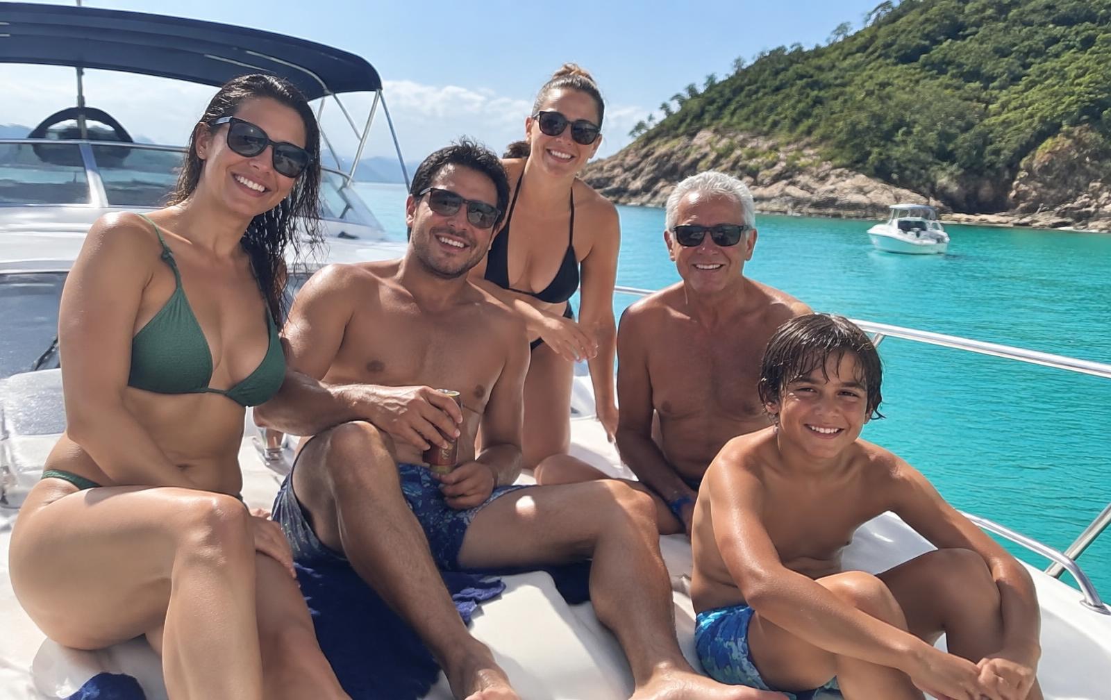 Família e amigos aproveitando um dia a bordo de uma lancha